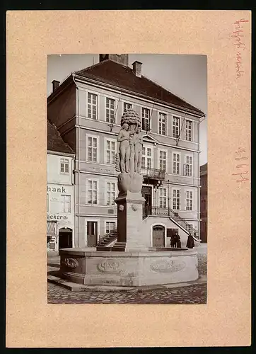 Fotografie Brück & Sohn Meissen, Ansicht Bischofswerda, der Paradiesbrunnen am Rathaus mit Feinbäckerei