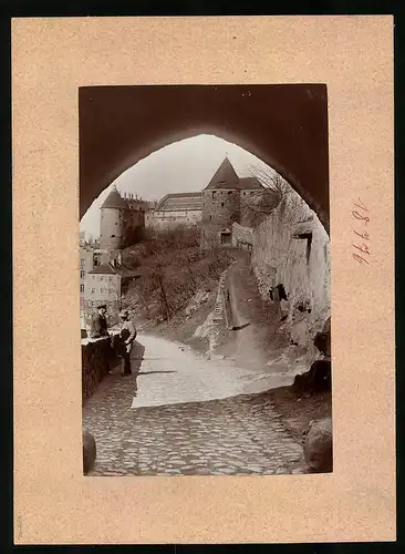 Fotografie Brück & Sohn Meissen, Ansicht Bautzen, Blick durch das Mühlentor auf das Schloss, zwei Herren diskutieren
