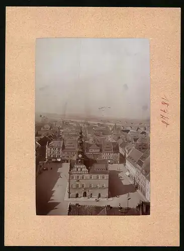 Fotografie Brück & Sohn Meissen, Ansicht Pirna a. Elbe, Blick auf das Rathaus am Marktplatz mit Geschäften