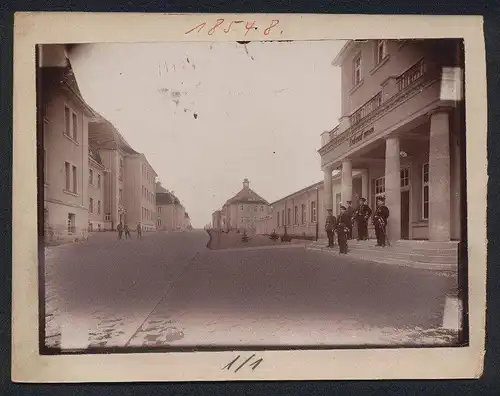 Fotografie Brück & Sohn Meissen, Ansicht Löbau i. Sa, Uffz. in Uniform in der Jäger Kaserne