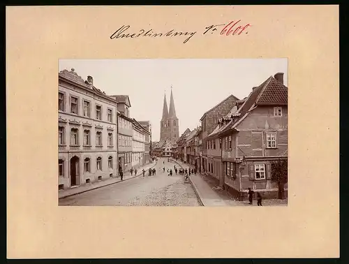 Fotografie Brück & Sohn Meissen, Ansicht Quedlinburg, Blick in die Pölkenstrasse mit Geschäften, Nicolaikirche