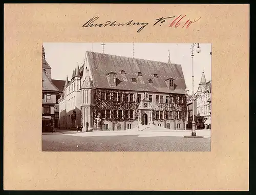 Fotografie Brück & Sohn Meissen, Ansicht Quedlinburg, Blick auf das Rathaus mit dem Roland