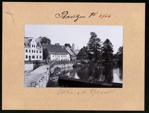 Fotografie Brück & Sohn Meissen, Ansicht Bautzen, Ortspartie an der Spree mit Wohnhäusern