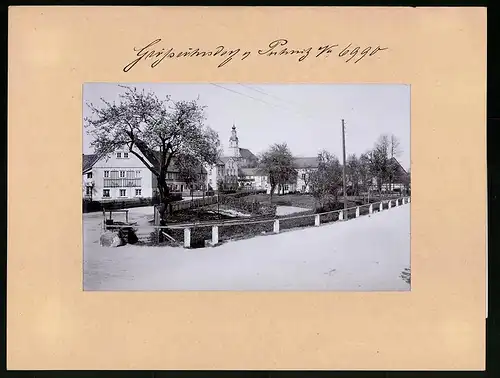 Fotografie Brück & Sohn Meissen, Ansicht Grossröhrsdorf i. Sa., Ortspartie mit Blick zur Kirche