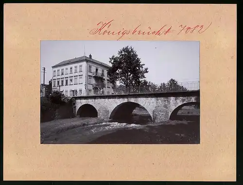 Fotografie Brück & Sohn Meissen, Ansicht Königsbrück, Partie an der Historischen Brücke mit Wohnhaus