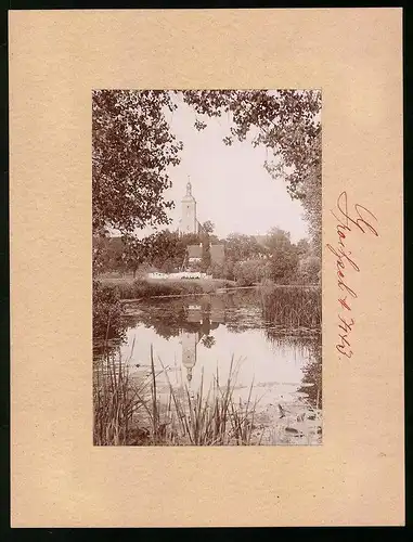 Fotografie Brück & Sohn Meissen, Ansicht Groitzsch, Seeblick mit Kirche im Hintergrund