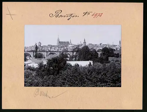Fotografie Brück & Sohn Meissen, Ansicht Bautzen, Stadtansicht von Osten mit Eisenbahnbrücke