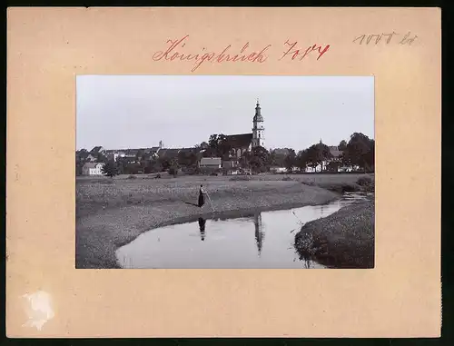 Fotografie Brück & Sohn Meissen, Ansicht Königsbrück, Uferpartie an der Pulsnitz mit Kirche im Hintergrund