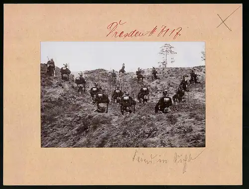 Fotografie Brück & Sohn Meissen, Ansicht Dresden, K.S. Schützen-(Füsilier-)Regiment No. 108, Trupp hat Feind gesichtet