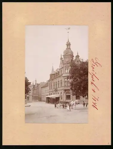 Fotografie Brück & Sohn Meissen, Ansicht Groitzsch, Marktplatz mit Ladengeschäft und Rathaus