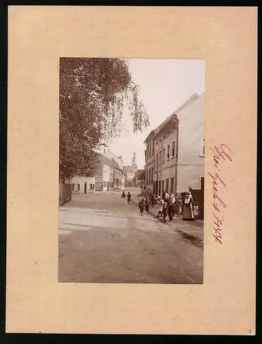 Fotografie Brück & Sohn Meissen, Ansicht Groitzsch, spielende Kinder in der Mühlstrasse
