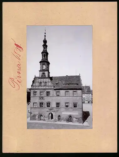 Fotografie Brück & Sohn Meissen, Ansicht Pirna a. Elbe, Blick auf das Rathaus mit Turmuhr