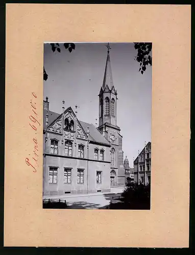 Fotografie Brück & Sohn Meissen, Ansicht Pirna a. Elbe, Blick auf die Katholische Kirche mit dem Pfarrhaus