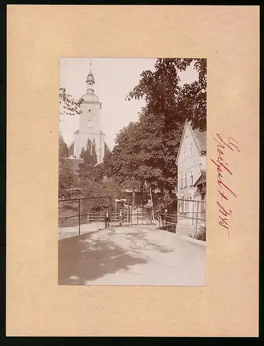 Fotografie Brück & Sohn Meissen, Ansicht Groitzsch, Partie im Ort mit Blick zur Kirche