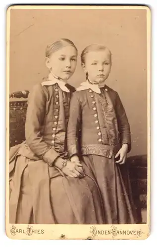 Fotografie Carl Thies, Hannover-Linden, Zwei Mädchen in modischer Kleidung