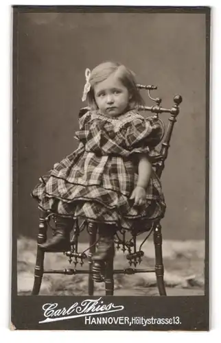 Fotografie Carl Thies, Hannover, Höltystr. 13, Kleines Mädchen im karierten Kleid