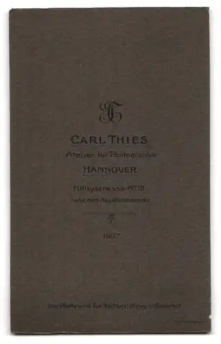 Fotografie Carl Thies, Hannover, Höltystr. 13, Kleines Mädchen im karierten Kleid