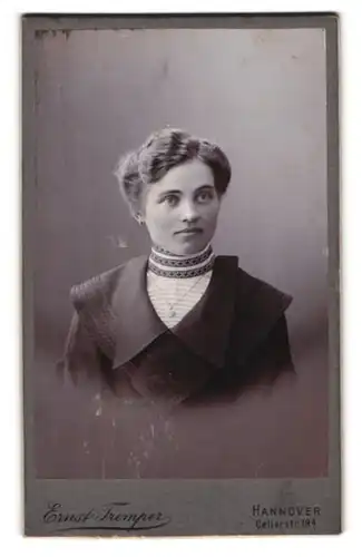 Fotografie Ernst Tremper, Hannover, Cellerstr. 19 a, Junge Dame im modischen Kleid mit Herzkette
