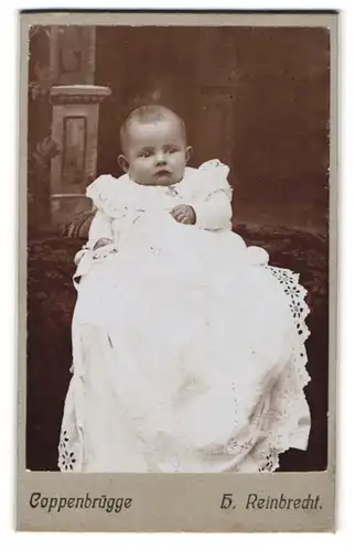 Fotografie H. Reinbrecht, Coppenbrügge, Süsses Kleinkind im langen weissen Kleid