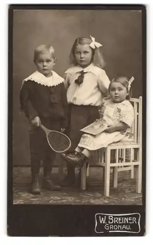 Fotografie W. Breiner, Gronau /Hann., Kleines Mädchen im Kleid und Kinderpaar mit Tennisschläger