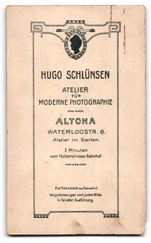 Fotografie Hugo Schlünsen, Hamburg-Altona, Waterloostr. 6, Süsses Kleinkind im Hemd mit nackigen Füssen