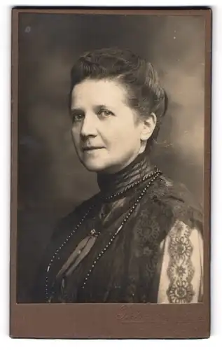 Fotografie J. S. Schroeder, Königsberg /Pr., Münzstr. 2, Bürgerliche Dame mit Halskette