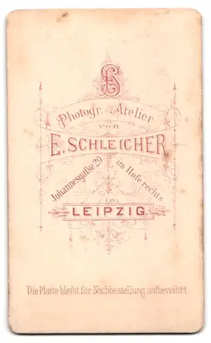 Fotografie E. Schleicher, Leipzig, Johannesgasse 29, Junge Dame im Kleid mit Kreuzkette