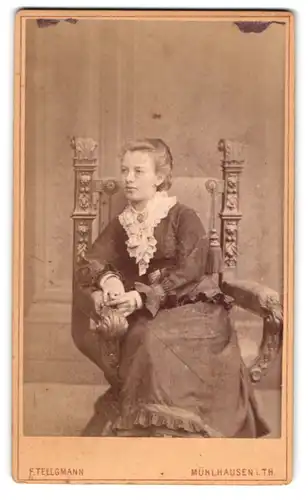 Fotografie F. Tellgmann, Mühlhausen /Thüringen, Junge Dame in hübscher Kleidung