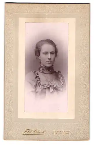 Fotografie F. W. Clark, Forest Gate, 284, Romford Rd., Junge Dame in hübscher Kleidung