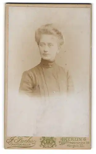 Fotografie J. Fuchs, Berlin, Friedrichstr. 108, Junge Dame in modischer Kleidung