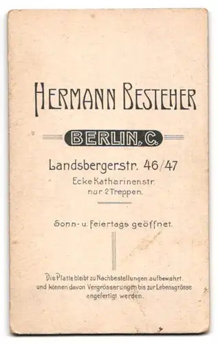 Fotografie Hermann Besteher, Berlin-C., Landsbergerstr. 46-47, Süsses Kleinkind im Hemd sitzt auf Fell