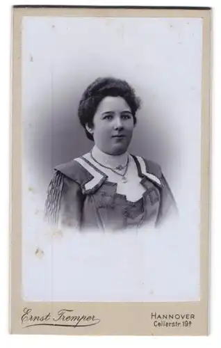 Fotografie Ernst Tremper, Hannover, Cellerstr. 19 a, Junge Dame im Kleid mit Medaillon