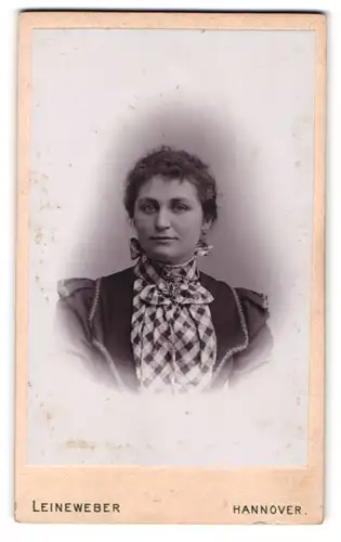 Fotografie Georg Leineweber, Hannover, Georgstr. 30, Junge Dame im modischen Kleid