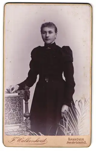 Fotografie Fritz Walkenhorst, Hannover, Ihmebrückstr. 2, Junge Dame im schwarzen Kleid