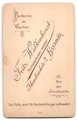 Fotografie Fritz Walkenhorst, Hannover, Ihmebrückstr. 2, Junge Dame im schwarzen Kleid