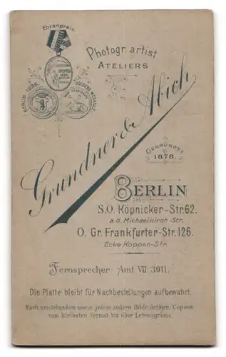 Fotografie Grundner & Abich, Berlin, Gr. Frankfurter Strasse 126, Junger Gardist in Uniform mit Schützenschnur