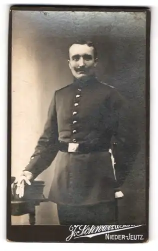 Fotografie J. Schwarz & Söhne, Nieder-Jeutz, Soldat mit Moustache in Uniform und Portepee am Bajonett
