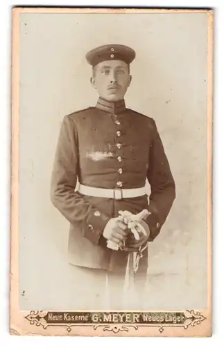 Fotografie G. Meyer, Jüterbog, Neue Kaserne, Junger Soldat in Gardeuniform mit Schirmmütze