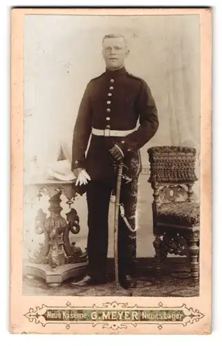 Fotografie G. Meyer, Jüterbog, Neue Kaserne, Soldat in Uniform mit Portepee am Säbel