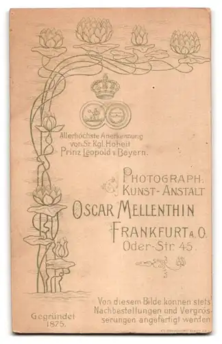 Fotografie Oscar Mellenthin, Frankfurt a. O., Oderstrasse 45, Soldat in Uniform mit Portepee am Bajonett