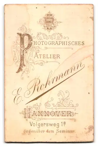 Fotografie E. Rohrmann, Hannover, Volgersweg 1B, Ufz. in Uniform mit Schirmmütze und Portepee