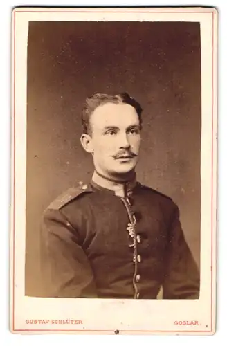 Fotografie Gustav Schlüter, Goslar, Breitestrasse 92, Ufz. des 19. Regt. in Uniform mit eingestecktem Orden