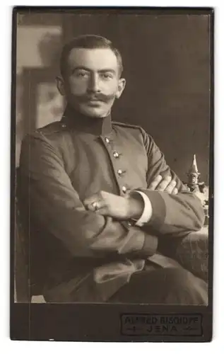 Fotografie Alfred Bischoff, Jena, Johannisplatz 25, Sitzender Soldat in Uniform
