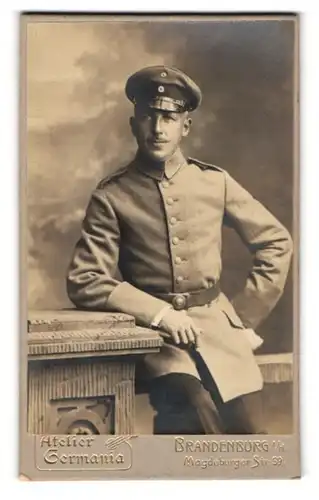 Fotografie Atelier Germania, Brandenburg a. H., Magdeburger Strasse 39, Soldat in Uniform mit Schirmmütze