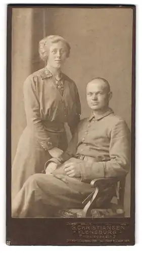 Fotografie G. Christiansen, Flensburg, Friesischestrasse 2, Junger Soldat in Feldgrau mit seiner Gattin