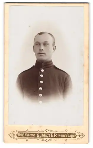 Fotografie G. Meyer, Jüterbog, Neue Kaserne, Junger Gardist in Uniform