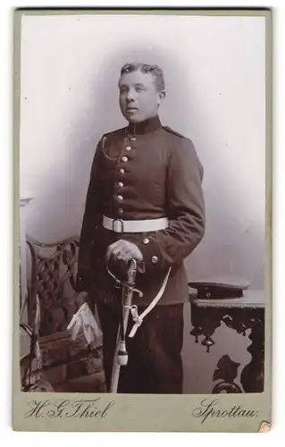 Fotografie H. G. Thiel, Sprottau, Jüdenstrasse 1, Junger Soldat mit Knollennase in Uniform mit Schützenschnur
