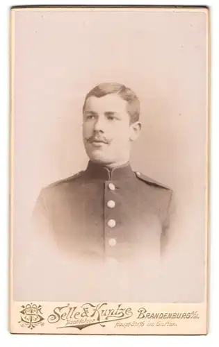 Fotografie Selle & Kuntze, Brandenburg a. H., Hauptstrasse 16, Soldat mit dünnem Oberlippenflaum in Uniform