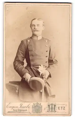 Fotografie Eugen Jacobi, Metz, Chevauleger in Uniform mit Krätzchen und Säbel in den Händen