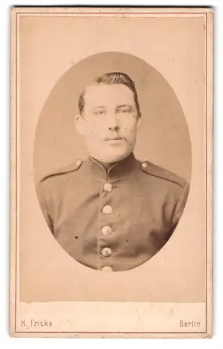 Fotografie H. Fricke, Berlin, Friedrichstrasse 247, Gut aussehender Soldat mit Oberlippenflaum in Uniform